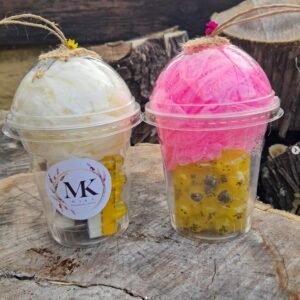 Pack de regalo Dulces Momentos en vaso decorado, que incluye esponja de baño y jabones artesanales de mango, maracuyá, canela y cacao de la marca MAKA.