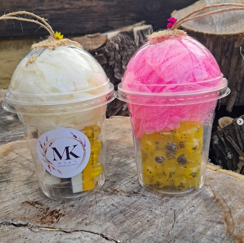 Pack de regalo Dulces Momentos en vaso decorado, que incluye esponja de baño y jabones artesanales de mango, maracuyá, canela y cacao de la marca MAKA.